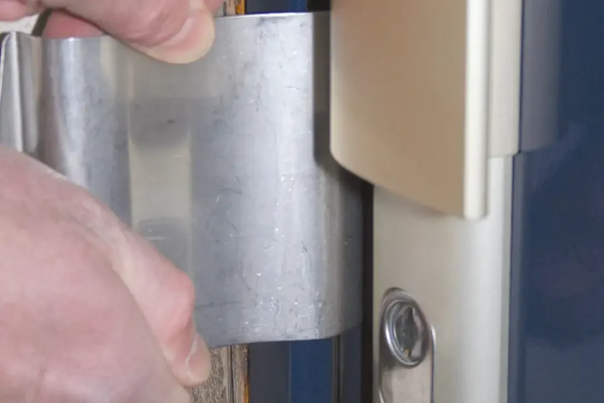 Ouverture de porte claquée